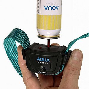 Plnění sprejového obojku d-control AQUA Spray je rychlé a snadné zabere jen 15 sekund