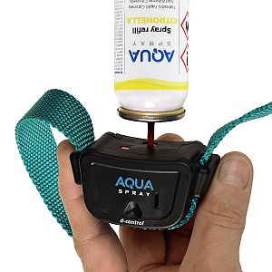 Plnění sprejového obojku d-control AQUA Spray je rychlé a snadné zabere jen 15 sekund